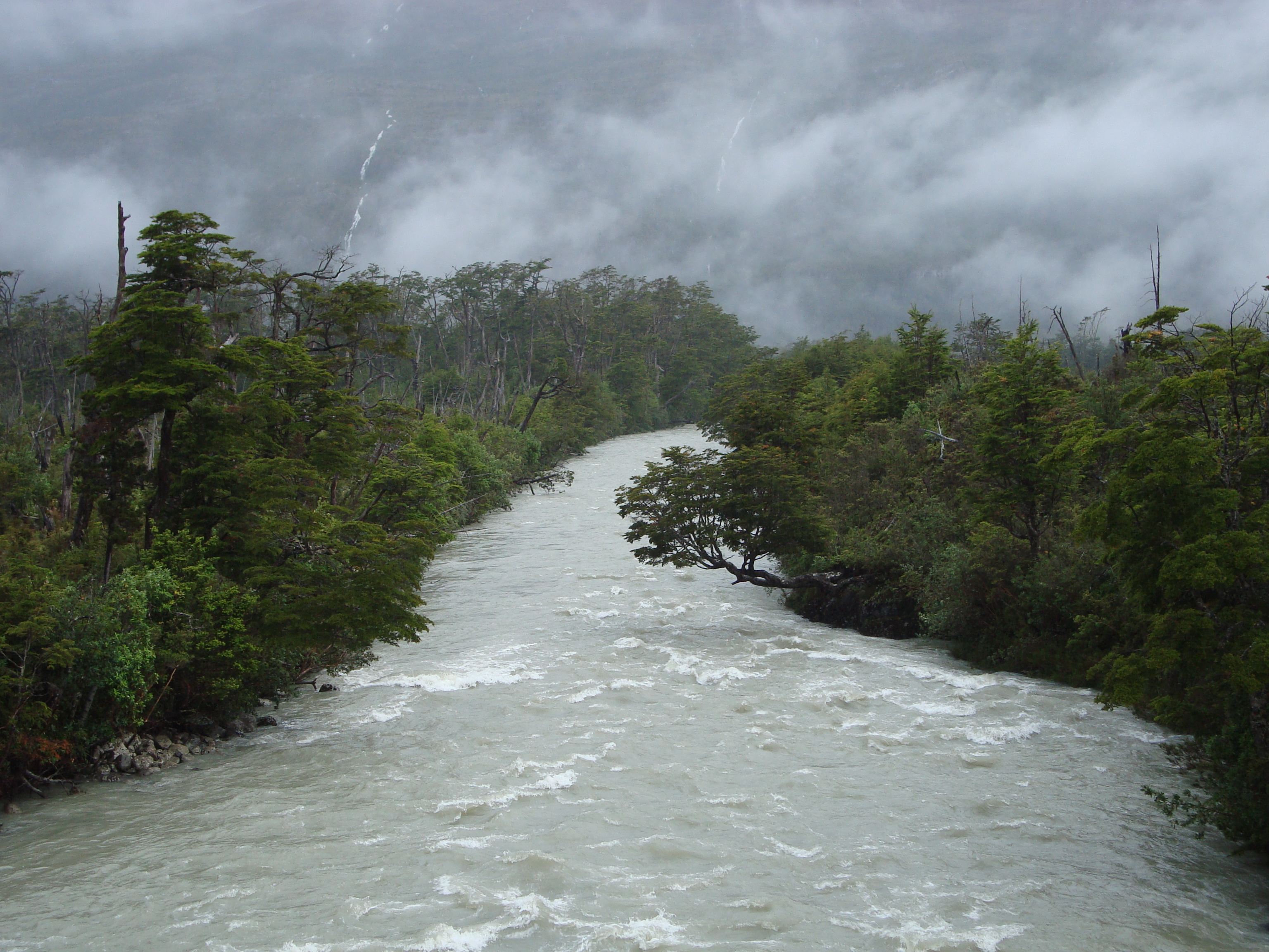 Raining rivers. Река Убанги. Дождь на реке. Дождливая река. Ливень река.